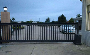 廣東省汕尾大哥大服裝廠平移門工程案例 - 中出網(wǎng)-智能出入口與停車充電門戶