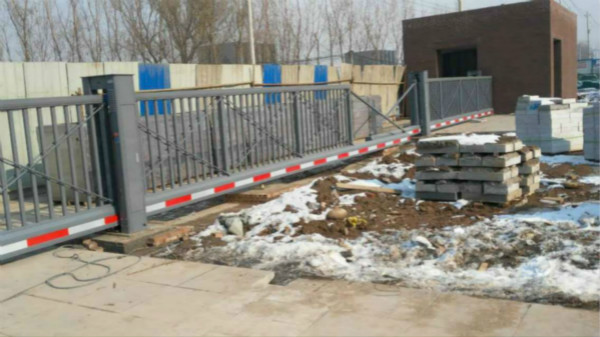 山西太原某學(xué)校對(duì)開懸浮門CM730工程案例 - 中出網(wǎng)-智能出入口與停車充電門戶