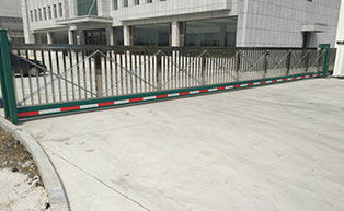 長春CM735不銹鋼304 27米超長懸浮門工程案例 - 中出網(wǎng)-智能出入口與停車充電門戶