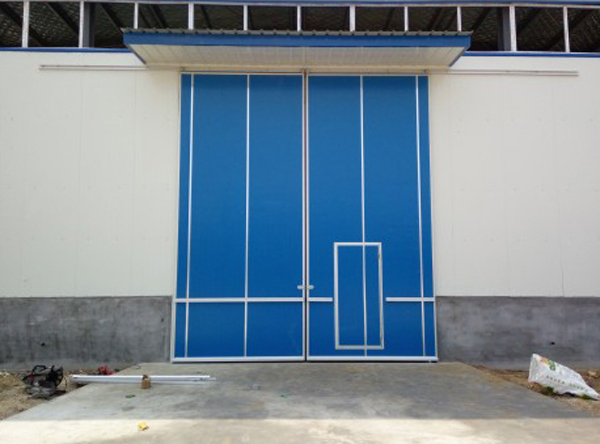 河南駝人醫(yī)療器械公司工業(yè)門案例 - 中出網(wǎng)-智能出入口與停車充電門戶