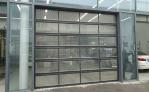 新鄉(xiāng)寶馬4S店透視工業(yè)提升門案例 - 中出網(wǎng)-智能出入口與停車充電門戶