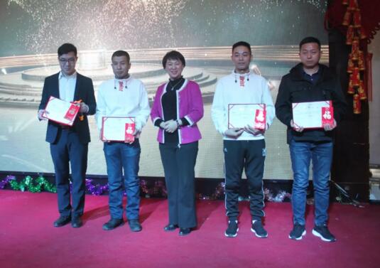 卓奧世鵬總經理 杜玉娟女士為優(yōu)秀員工頒獎并以資鼓勵