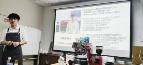 陽光帥氣的咖啡師