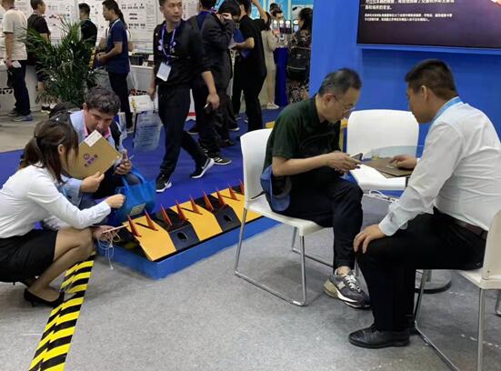 減速帶式破胎器 為客戶講解闖崗扎胎神器