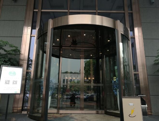 成都圖騰鉑金酒店自動門案例 - 中出網-智能出入口與停車充電門戶