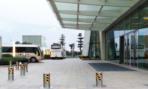 交通車站門口液壓自動(dòng)升降柱案例