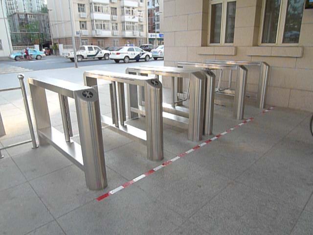 天津市政府通道閘案例 - 中出網(wǎng)-智能出入口與停車充電門戶