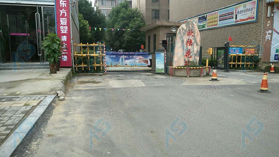 歐陸花園廣告門案例 - 中出網(wǎng)-智能出入口與停車充電門戶