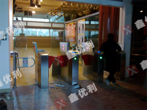 深圳安居財務大廈 橋式翼閘 指紋考勤系統(tǒng)案例 - 中出網-智能出入口與停車充電門戶