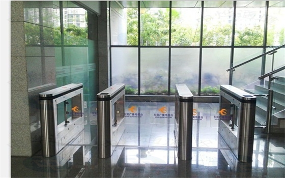 東莞電視臺(tái)通道閘案例 - 中出網(wǎng)-智能出入口與停車充電門戶