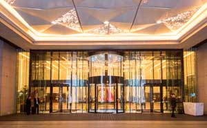 上海寶華萬(wàn)豪酒店旋轉(zhuǎn)門(mén)案例 - 中出網(wǎng)-智能出入口與停車(chē)充電門(mén)戶