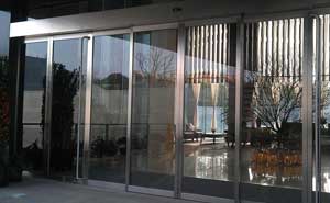 綠地會議中心感應門案例 - 中出網-智能出入口與停車充電門戶