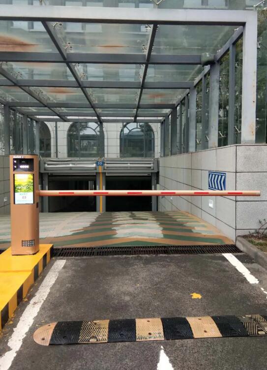 藍卡LCD高速車牌識別道閘一體機