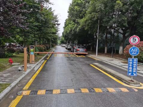 三伏天，藍(lán)卡LCD高速車(chē)牌識(shí)別道閘掃碼付一體機(jī)實(shí)現(xiàn)停車(chē)管理既省心又省力