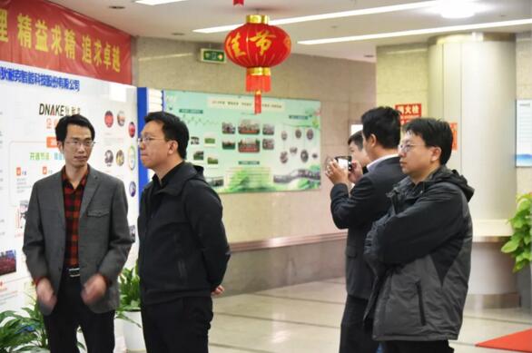 陳杞城為紀榮嶸教授介紹“狄耐克無感通行人臉識別網(wǎng)關”