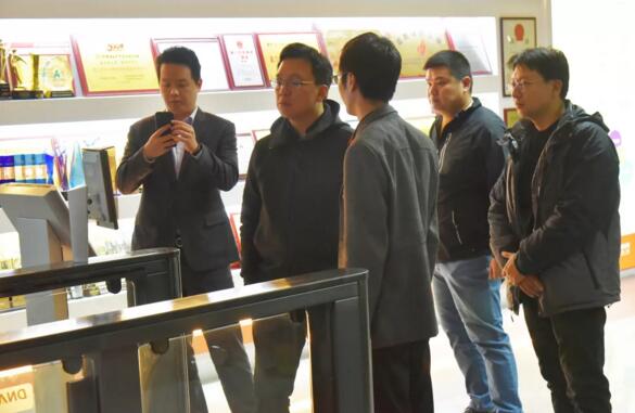 狄耐克紀榮嶸教授一行參觀并體驗“狄耐克人行閘機人臉識別”