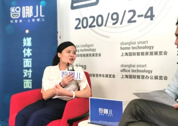 狄耐克ODM客戶部經(jīng)理沈鳳連在接受媒體《智哪兒》采訪