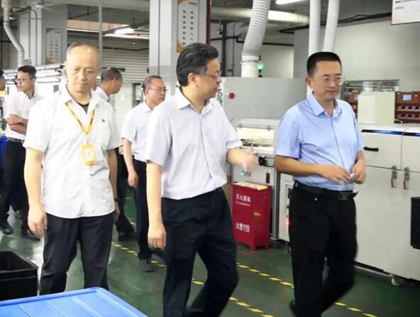 林文生（左二）一行蒞臨狄耐克參觀指導，狄耐克總經(jīng)理繆國棟（右一）熱情接待