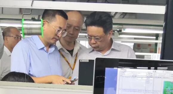 林文生書記一行正在參觀狄耐克工廠