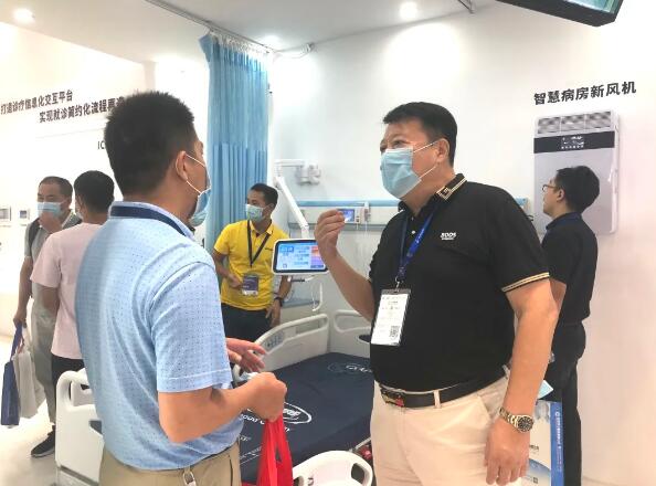 狄耐克副總經(jīng)理侯宏強(qiáng)為蒞臨觀展的客戶介紹智慧病房系列產(chǎn)品