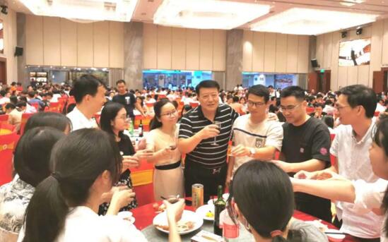 狄耐克副總經(jīng)理侯宏強(qiáng)與所有狄耐克人舉杯共度佳節(jié)