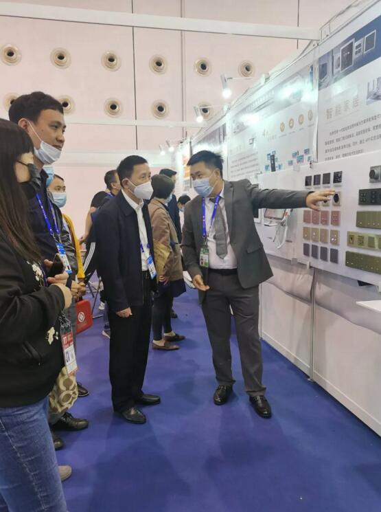 廈門市商務(wù)局副局長(zhǎng)陳躍進(jìn)蒞臨狄耐克展區(qū)觀展和體驗(yàn)