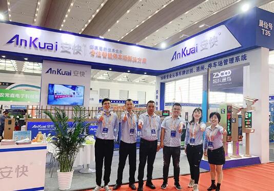 現(xiàn)場(chǎng)工作人員合影