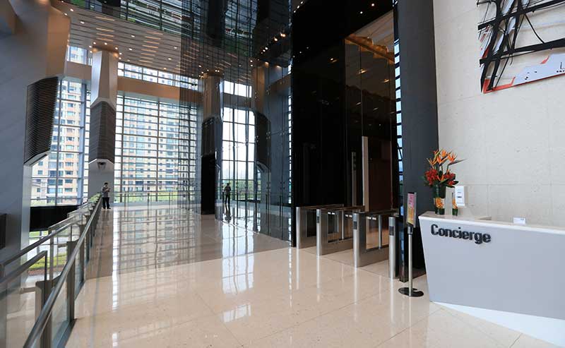 上海環(huán)貿(mào)廣場(chǎng)通道閘案例 - 中出網(wǎng)-智能出入口與停車充電門戶