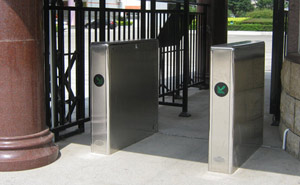 深圳光明高級(jí)中學(xué)通道閘案例