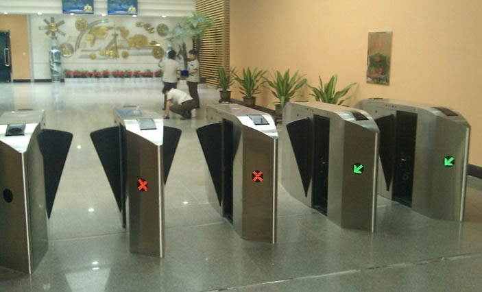 沈陽電視臺(tái)通道閘案例 - 中出網(wǎng)-智能出入口與停車充電門戶