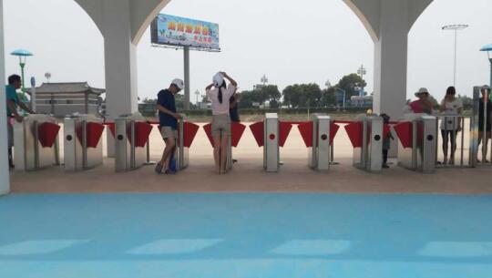 揚(yáng)州海浪谷水上樂園通道閘案例