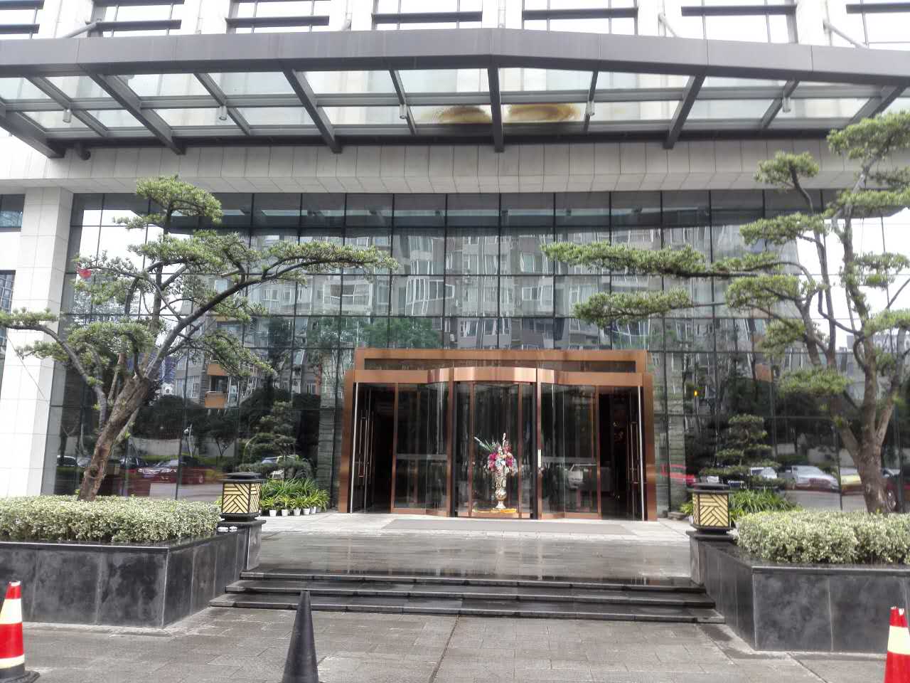 成都華夏銀行旋轉(zhuǎn)門工程案例 - 中出網(wǎng)-智能出入口與停車充電門戶