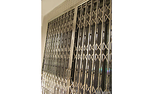 禪城區(qū)魁奇路段拉閘門工程案例 - 中出網-智能出入口與停車充電門戶