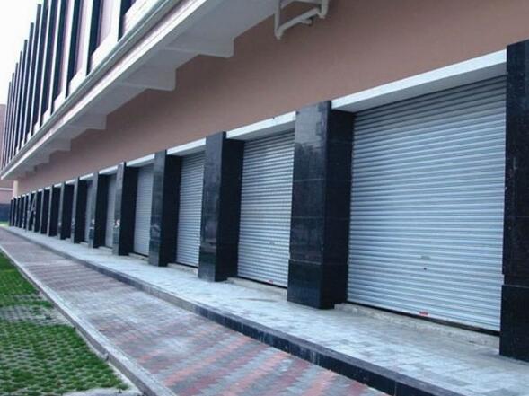 廣州某小區(qū)全小區(qū)卷閘門案例 - 中出網-智能出入口與停車充電門戶