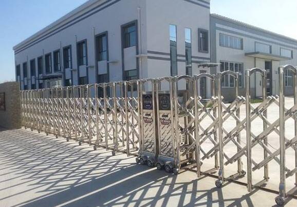 石家莊人民醫(yī)學高等?？茖W校大門口的電動伸縮門由石家莊出安智能提供