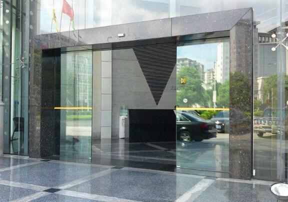 對(duì)福州玻璃感應(yīng)自動(dòng)門的要求就是解鎖動(dòng)作與開(kāi)門動(dòng)作之間的協(xié)調(diào)