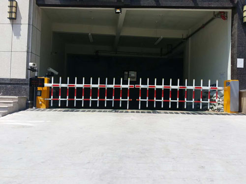 安陽(yáng)市樂(lè)宜購(gòu)物中心欄柵道閘案例 - 中出網(wǎng)-智能出入口與停車充電門戶