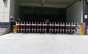 安陽(yáng)市樂(lè)宜購(gòu)物中心欄柵道閘案例