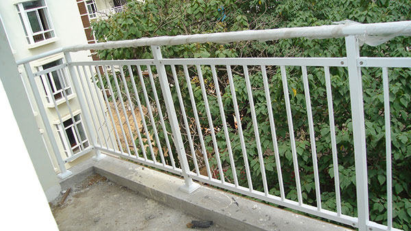 鋅鋼陽(yáng)臺(tái)護(hù)欄