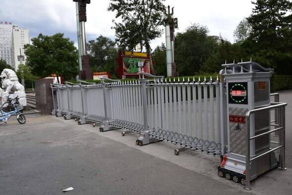 保定出安智能伸縮門進(jìn)駐保定鉑悅山大門口