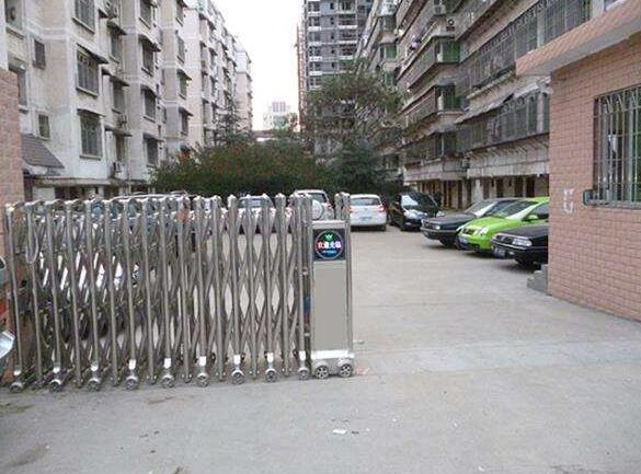 鉑悅山的大門口的電動(dòng)伸縮門由保定出安智能提供