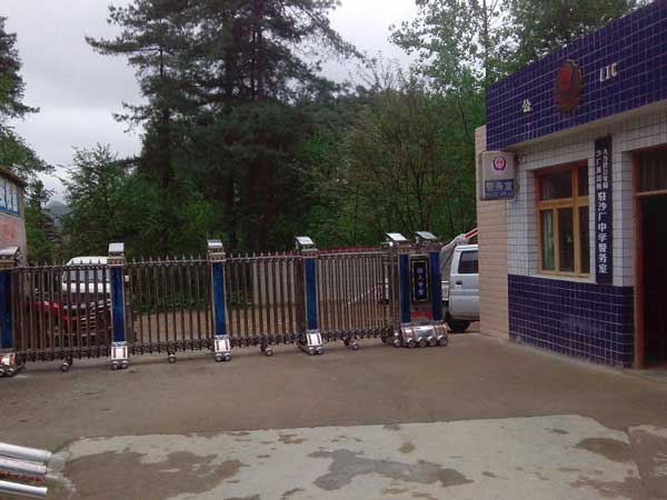 慶賀畢節(jié)出安智能伸縮門進駐畢節(jié)市第一中學(xué)