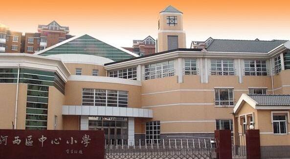 天津出安智能伸縮門為天津市河西區(qū)中心小學(xué)添加色彩 