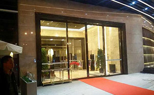 贛州寶能層地產(chǎn)銷(xiāo)售部自動(dòng)門(mén)工程案例 - 中出網(wǎng)-智能出入口與停車(chē)充電門(mén)戶(hù)