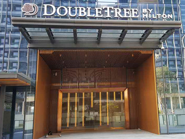 深圳龍華希爾頓逸林酒店自動(dòng)門(mén)工程案例 - 中出網(wǎng)-智能出入口與停車充電門(mén)戶