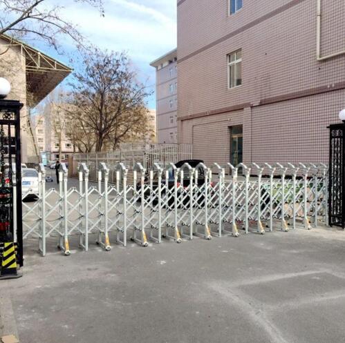 唐山出安智能伸縮門成唐山市財經(jīng)學校大門口一道美景