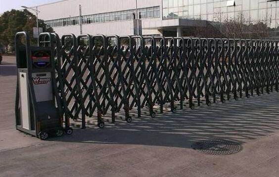 唐山出安智能伸縮門在唐山鴻達學校湖閃亮登場