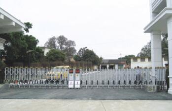 華僑城歡樂天地成功安裝溫州出安智能電動(dòng)伸縮門