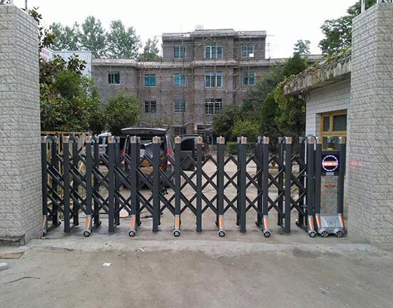 臺州出安智能電動伸縮門閃亮安裝在偉星金色朝陽大門口