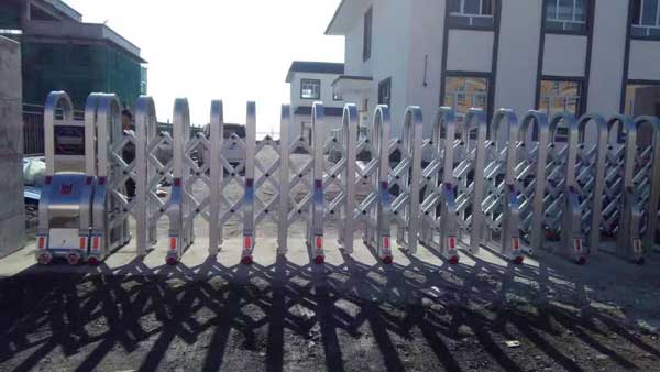 鎮(zhèn)江佳源?巴黎都市伸縮門案例 - 中出網-智能出入口與停車充電門戶